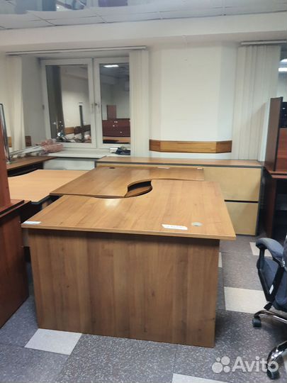 Столы офисные много