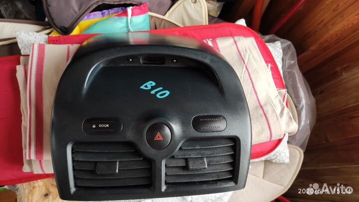 Передняя панель торпеды с часами на Ниссан Альмера