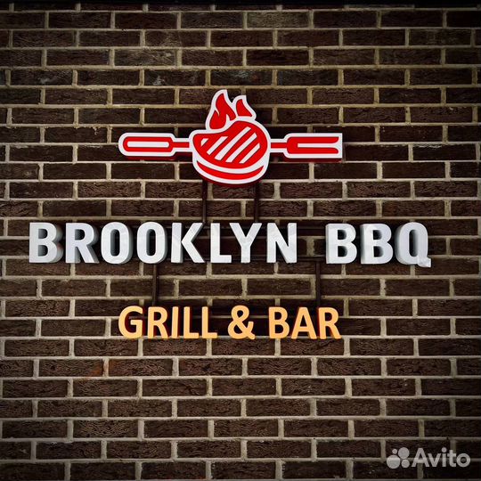 Официанты в гриль-бар Brooklyn BBQ