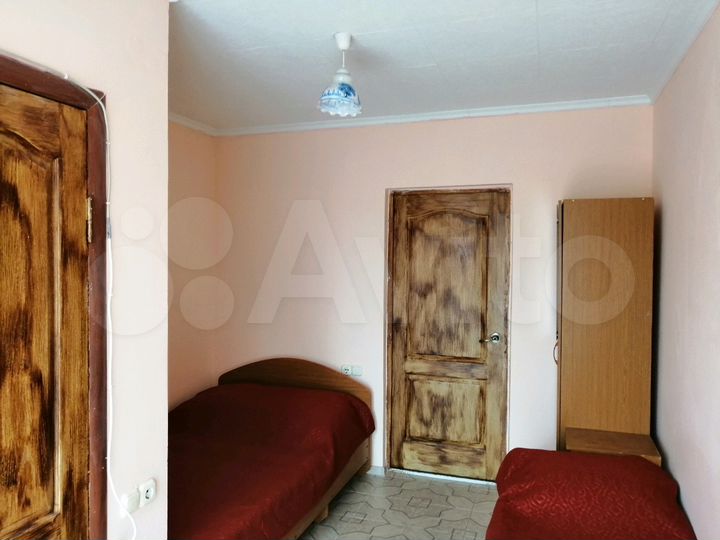 Комната 18 м² в 9-к., 2/2 эт.