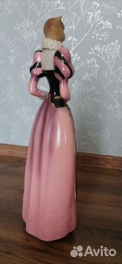 Фарфоровая леди- кошка в платье