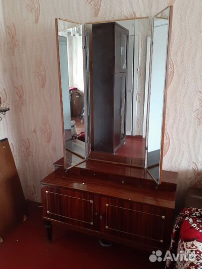 Трюмо с зеркалом. Самовывоз