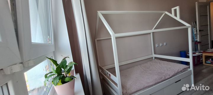 Детская кроватка домик