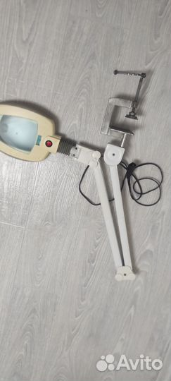 Лампа с увеличительным стеклом