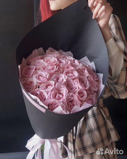 25 роз в картонной упаковке