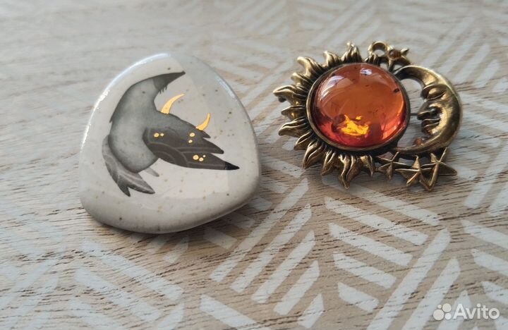 Броши керамика/позолота и янтарь