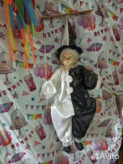 Кукла клоун на качелях