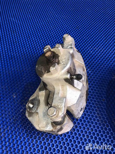 Суппорт передний правый mitsubishi lancer 9