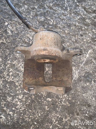 Суппорт передний правый Lexus IS, GS