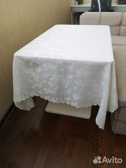 Скатерть белая с набивным рисунком 150х195
