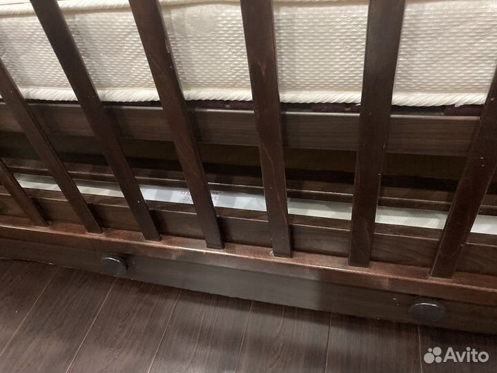 Детская кроватка с продольным маятником