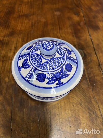 Старинная керамическая шкатулка