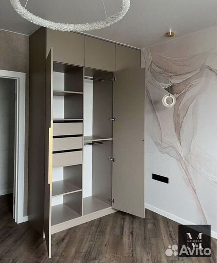 Шкаф с встроенной гладильной доской