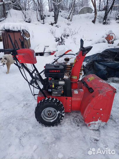 Бензиновый снегоуборщик