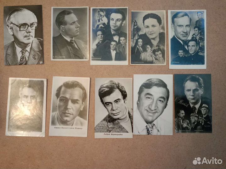 Фотографии артистов много