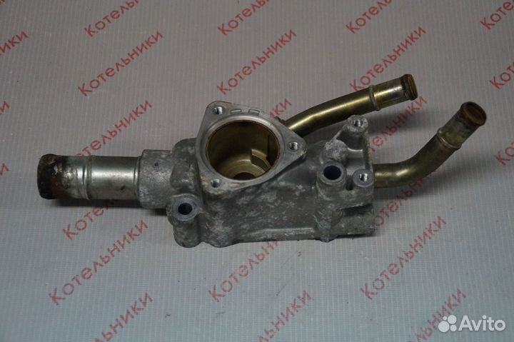 Nissan 11061-AU300 Корпус термостата