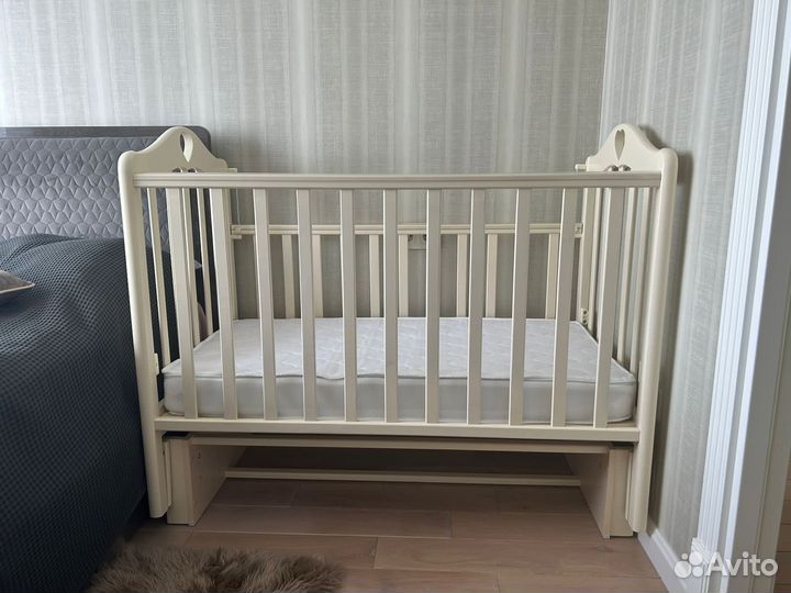 Детская кроватка с маятником и матрасом