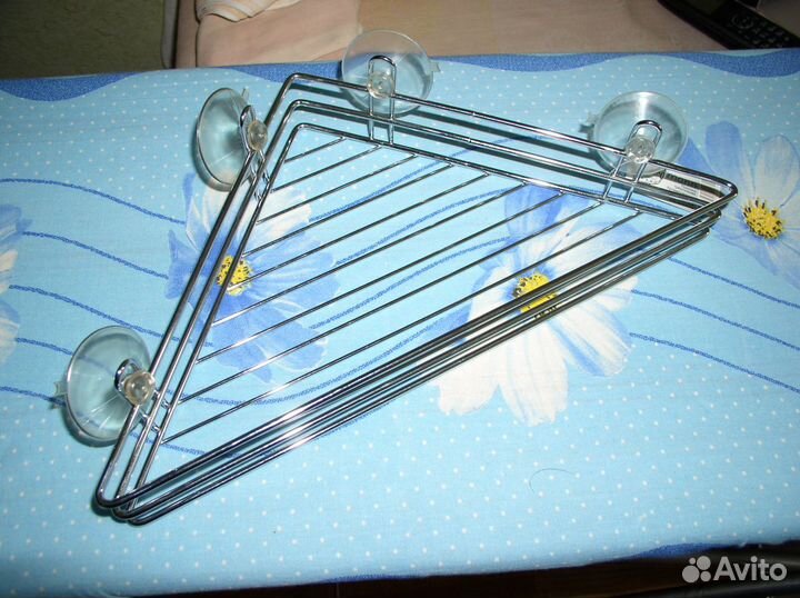 Полка угловая на присосках новая