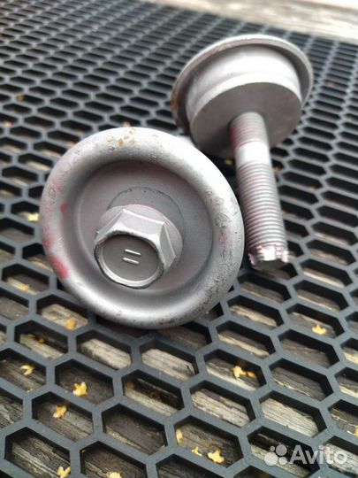 Болт крепления задней балки Toyota