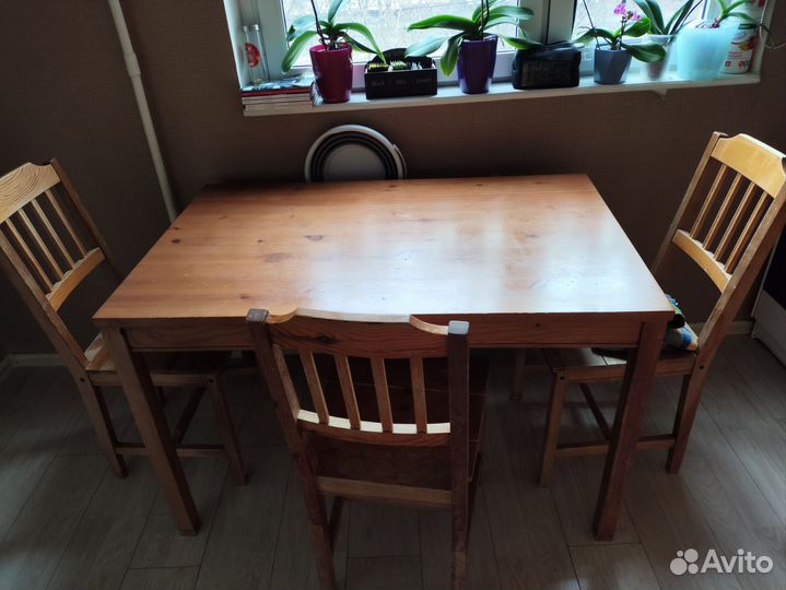 Стол кухонный и 3 стула
