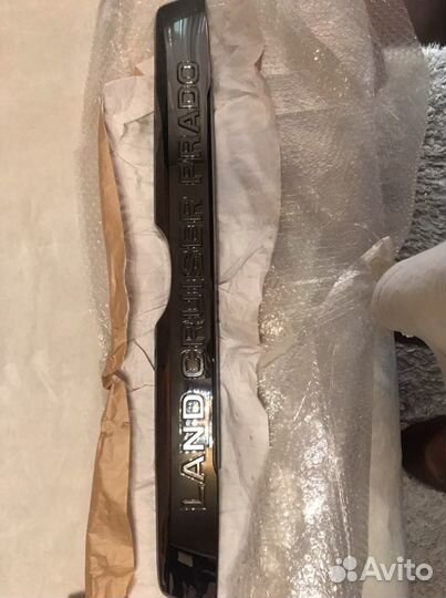 Хромированная наклалка на крышку багажника Land Cr