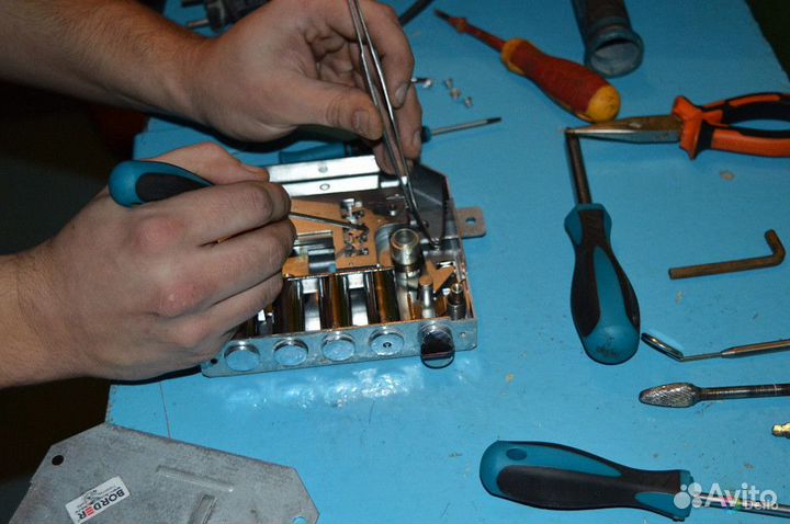 Вскрытие замков, автомобилей, замена замков