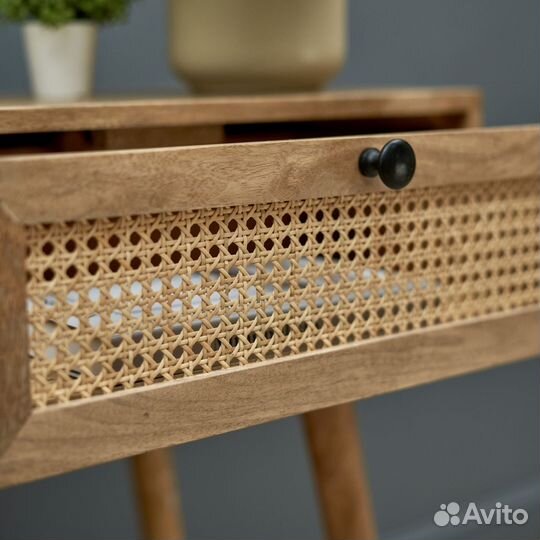 Консольный столик деревянный светлый с ротангом в скандинавском стиле
