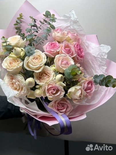 Букет из кустовой розы с эвкалиптом