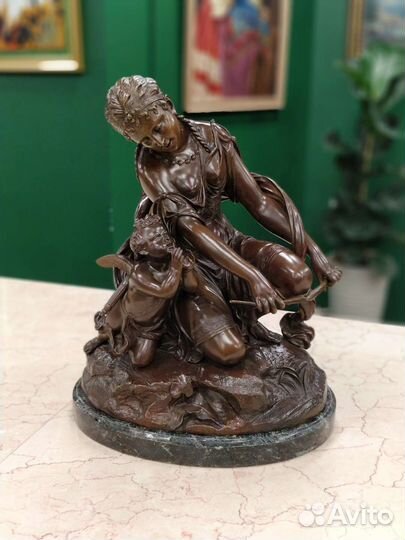 Антикварная бронзовая скульптура Женщина с Амуром