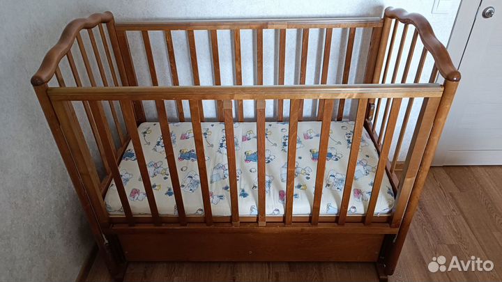 Детская кроватка с маятником и ящиком