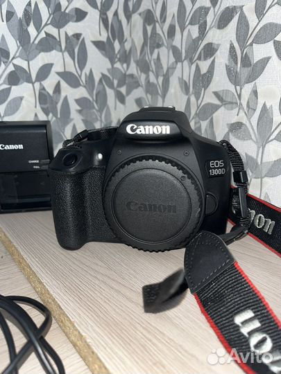 Зеркальный фотоаппарат Canon 1300D
