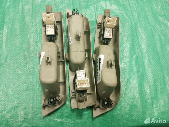 Кнопка стеклоподъемника Nissan March K12