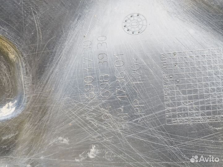 Передний правый подкрылок MB A2046900230