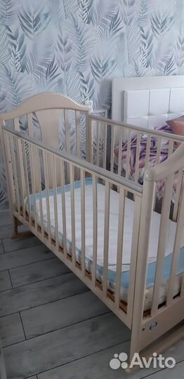 Детская кроватка с маятником и ящиком