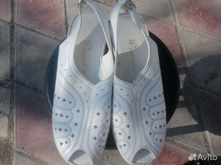 Туфли женские чёрные 36р,белые 39