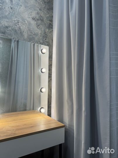 Туалетный столик с зеркалом и подсветкой