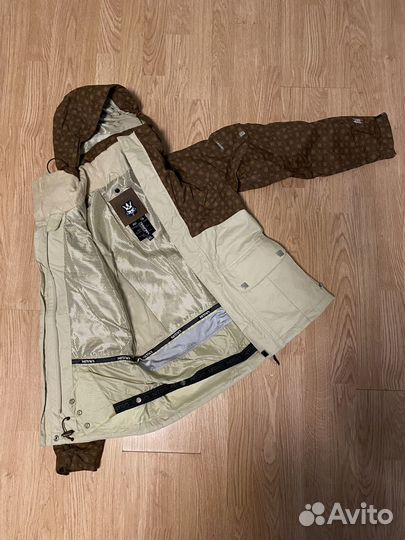 Сноубордическая куртка женская Nitro