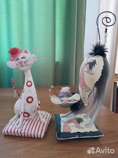 Голландские статуэтки кошки на подушке