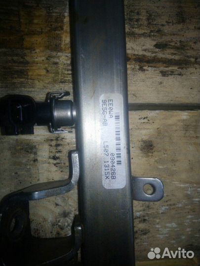 Топливная рампа с форсунками Ford 9e5g-ab