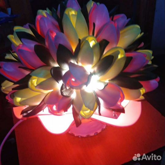 Букет тюльпанов, роз. Светильники