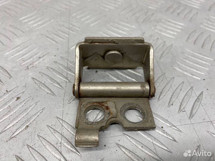 Б/У петля крышки багажника задний левый Toyota