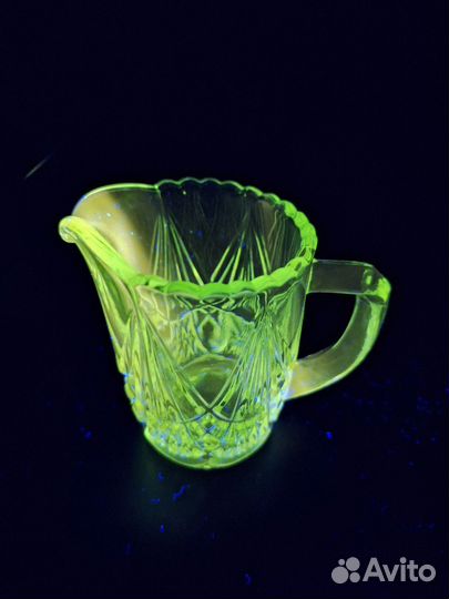 Антикварный сливочник зелёное стекло