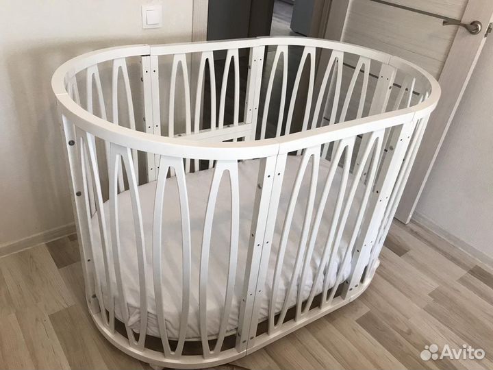 Детская кроватка с маятником круглая