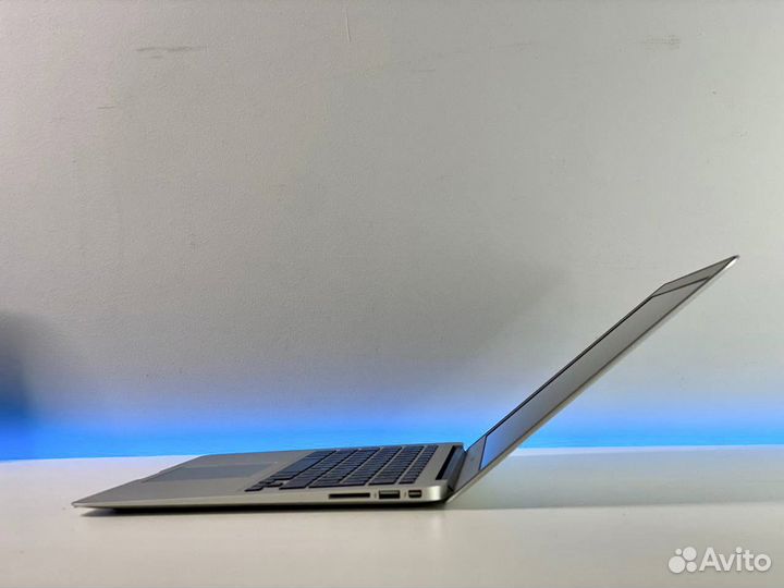 MacBook Air 2017 с Core i5 8g озу SSD диск