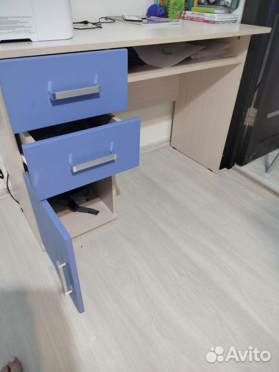 Книжный шкаф, стол письменный