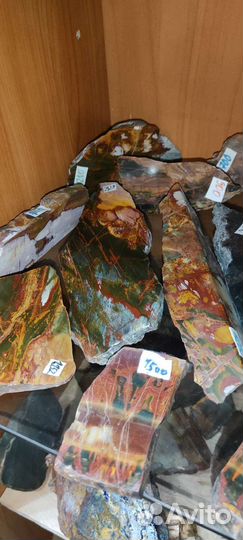 Коллекционные минералы и изделия из камня