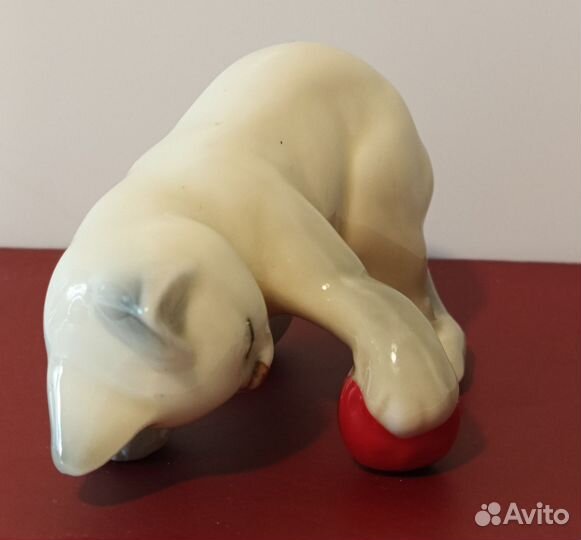 Статуэтка котенок с мячом Danbury Mint