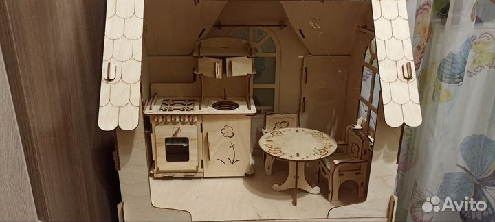 Деревянный кукольный домик