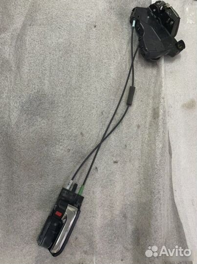 Замок двери передний правый Toyota Hilux