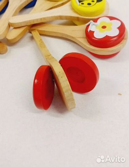 Музыкальные инструменты маракасы, бубенцы